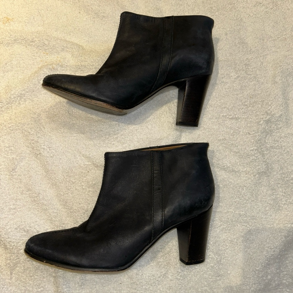 LLBean women black leather ankle boots /booties. Beautiful black leather.